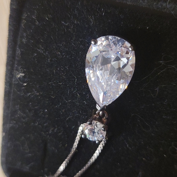 Teardrop 'silver and crystal' necklace - Picture 2 of 3